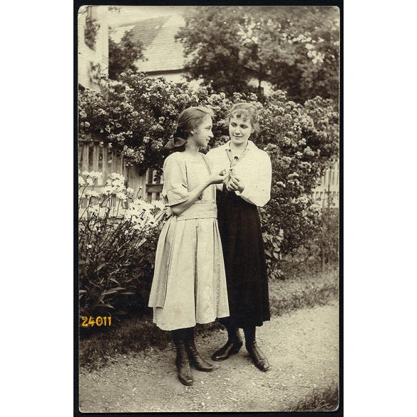 Stósz falu, Felvidék, elegáns hölgyek, anya lányával, 1922, 1920-as évek, Eredeti fotó, papírkép.   