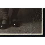 Hirsch (?) műterem, Igló, Felvidék,  lánytestvérek egyforma ruhában, gyönyörű festett háttér, 1920-as évek, Eredeti fotó, papírkép.   