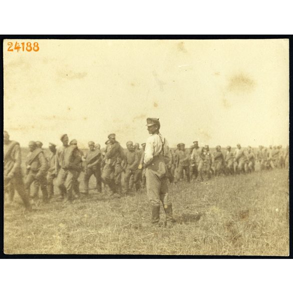 'Muszkalik'. Magyar katona orosz hadifoglyokkal, 1. világháború, keleti hadszíntér, 1916, 1910-es évek, Eredeti fotó, papírkép.  