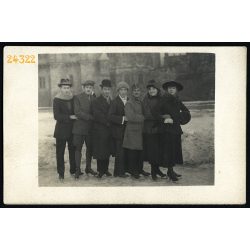   Korcsolyázók, Budapest, Városliget, Vajdahunyad vára, téli sport, egyenruha, 1920-as évek, Eredeti fotó, papírkép. 