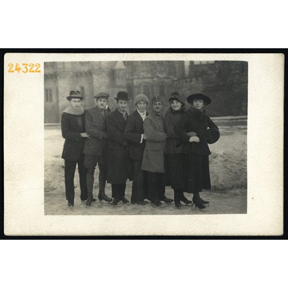 Korcsolyázók, Budapest, Városliget, Vajdahunyad vára, téli sport, egyenruha, 1920-as évek, Eredeti fotó, papírkép. 