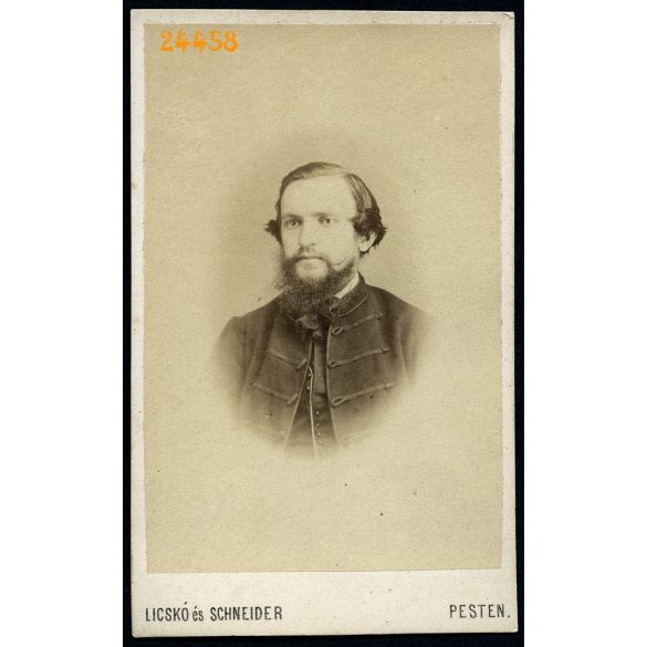 Licskó és Schneider műterem, Pest, elegáns szakállas férfi magyaros ruhában, portré, 1860-as évek, Eredeti CDV, vizitkártya fotó. 