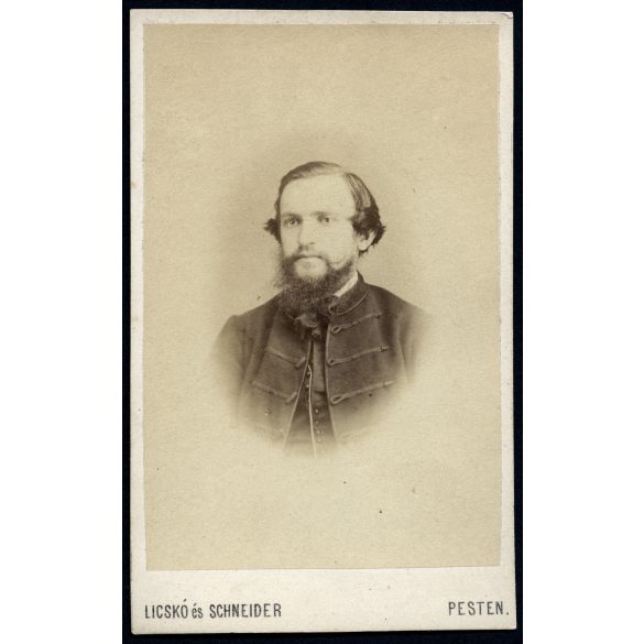 Licskó és Schneider műterem, Pest, elegáns szakállas férfi magyaros ruhában, portré, 1860-as évek, Eredeti CDV, vizitkártya fotó. 