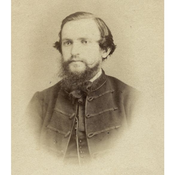 Licskó és Schneider műterem, Pest, elegáns szakállas férfi magyaros ruhában, portré, 1860-as évek, Eredeti CDV, vizitkártya fotó. 