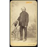 Heller műterem, Buda (Ofen), elegáns férfi bajusszal, csizmában, festett háttér, egész alakos portré, 1860-as évek, Eredeti CDV, vizitkártya fotó.   