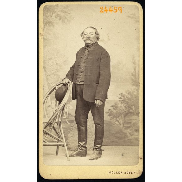 Heller műterem, Buda (Ofen), elegáns férfi bajusszal, csizmában, festett háttér, egész alakos portré, 1860-as évek, Eredeti CDV, vizitkártya fotó.   
