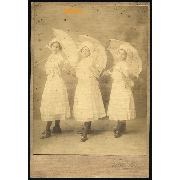Till műterem, Hódmezővásárhely, csinos lányok napernyővel, kalapban, 1910-es évek, Eredeti szignózott fotó, kartonra kasírozott nagyobb méretű papírkép.   