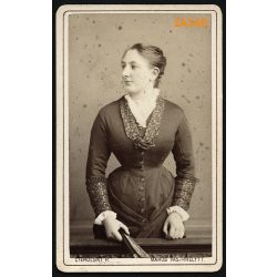   Ciehulski műterem, Marosvásárhely, Erdély, elegáns karcsú hölgy legyezővel, portré, 1860-as évek, Eredeti CDV, vizitkártya fotó különös hátlappal. 