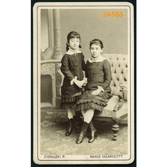 Ciehulski műterem, Marosvásárhely, Erdély, lányok, testvérek elegáns ruhában, 1860-as évek, Eredeti CDV, vizitkártya fotó különös hátlappal.  