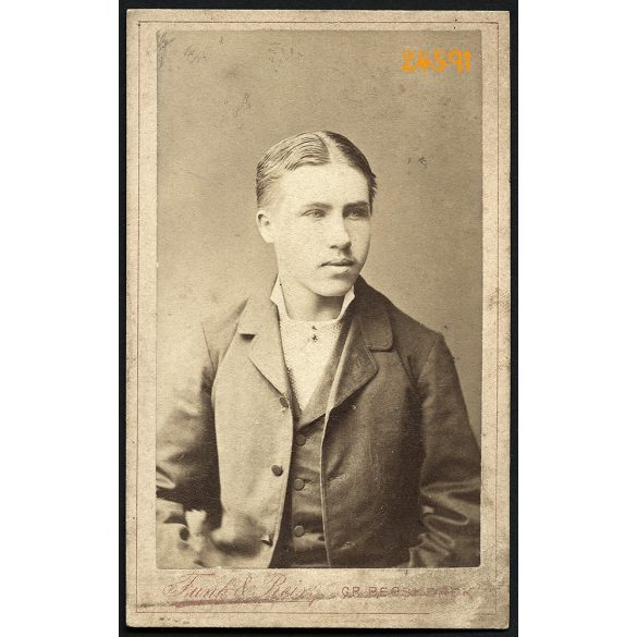 Funk & Reisz műterem, Nagybecskerek, Vajdaság, elegáns fiatal férfi portréja, 1883, 1880-as évek, Eredeti CDV, vizitkártya fotó.  