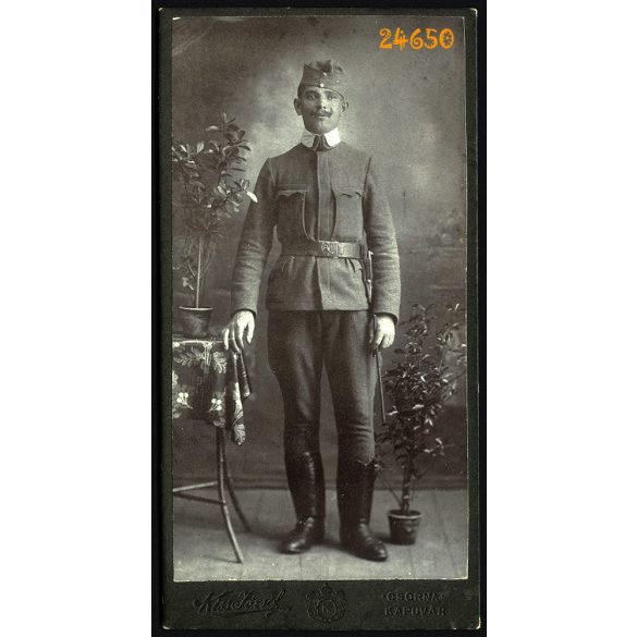 Kiss műterem, Csorna (Kapuvár), magyar katona bajusszal, 1. világháború,  egyenruha,  egész alakos portré, 1910-es évek, Eredeti kabinet fotó.  