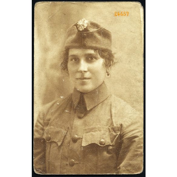 Csinos hölgy 1. világháborús katonai egyenruhában, őszirózsás sapkajelvény, 1918 (?) 1910-es évek, Eredeti fotó, papírkép.  