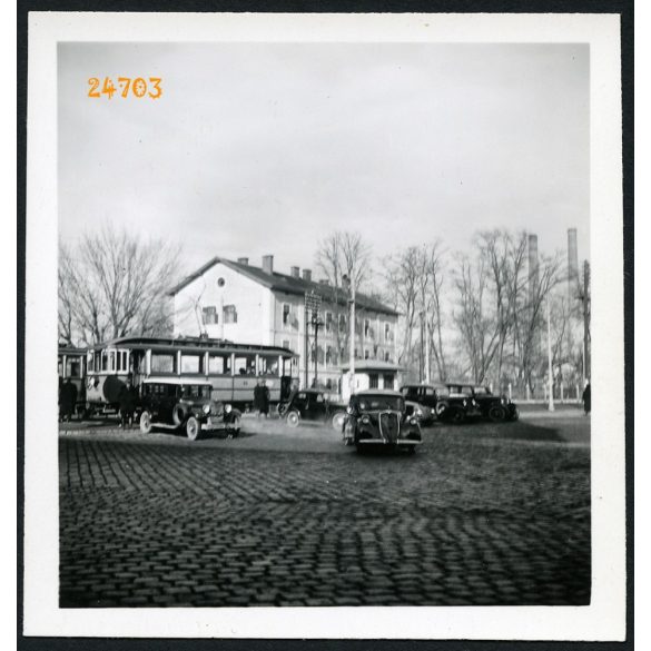 Autók villamossal, Miskolc, Tiszai pályaudvar, Steyr, Fiat, jármű közlekedés,  város, 1939, 1930-as évek, Eredeti fotó, papírkép.  