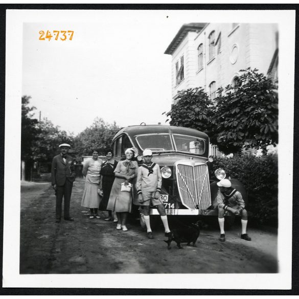 Elegáns család autóbusszal, kutyával, busz, jármű, közlekedés, 1930-as évek, Eredeti fotó, papírkép. 