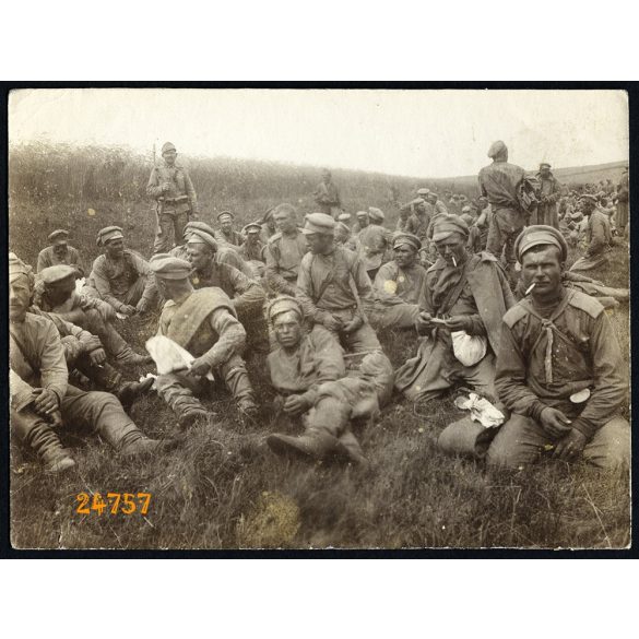 Magyar katonák orosz hadifoglyokkal, 1. világháború, egyenruha, puska, keleti front, 1910-es évek, Eredeti fotó, papírkép. 