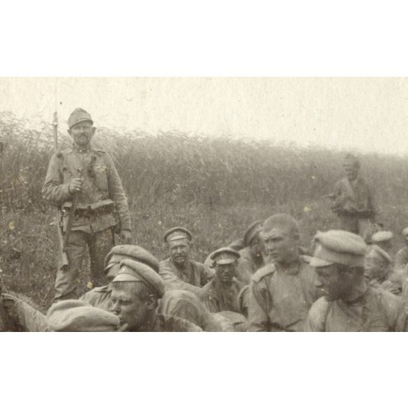 Magyar katonák orosz hadifoglyokkal, 1. világháború, egyenruha, puska, keleti front, 1910-es évek, Eredeti fotó, papírkép. 