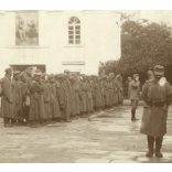 Magyar katonák orosz hadifoglyokkal, autó, 1. világháború, keleti hadszíntér, jármű, közlekedés,  1915, 1910-es évek, Eredeti fotó, papírkép.  