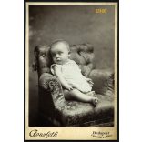 Goszleth műterem, Budapest, kislány fotelban, portré, gyerek, 1900-as évek, Eredeti kabinet fotó.   