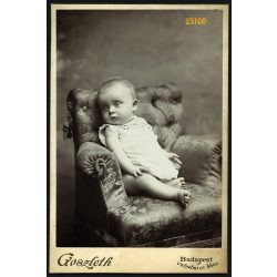   Goszleth műterem, Budapest, kislány fotelban, portré, gyerek, 1900-as évek, Eredeti kabinet fotó.   