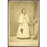 Martin Jánosné született Lauterbach Auguszta egészalakos portréja, 1860-as (!) évek, Eredeti kabinet fotó. 