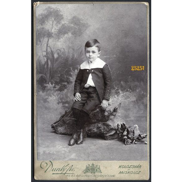 Dunky műterem, Kolozsvár, Erdély, elegáns fiú egészalakos portréja, festett háttér, 1900-as évek, Eredeti kabinet fotó.   méret megközelítőleg (centiméterben): 10.5 x 16.5 Használt! Ere