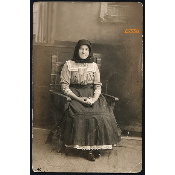 Elegáns módos gazdaasszony ünneplőben, imakönyvvel, egész alakos portré, 1920-as évek, Eredeti fotó, papírkép.  
