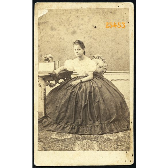 Elegáns hölgy, Sikabonyi Angyal Ella portréja, különös szoknya, ismeretlen műterem, 1864, 1960-as évek, Eredeti CDV, vizitkártya fotó. 