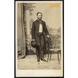   Mayer műterem, Pest, elegáns szakállas úr magyaros ruhában, csizmában, kalappal, festett háttér, egész alakos portré, 1860-as évek, Eredeti CDV, vizitkártya fotó.  