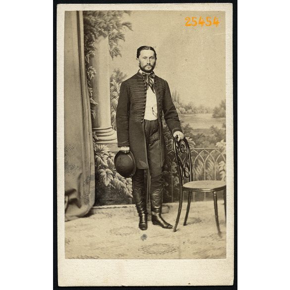 Mayer műterem, Pest, elegáns szakállas úr magyaros ruhában, csizmában, kalappal, festett háttér, egész alakos portré, 1860-as évek, Eredeti CDV, vizitkártya fotó.  