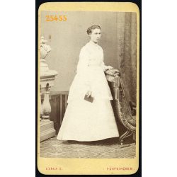   Exner műterem, Pécs (Fünfkirchen), elegáns hölgy hosszú ruhában, 1860-as évek, Eredeti CDV, vizitkártya fotó gyönyörű hátlappal. 