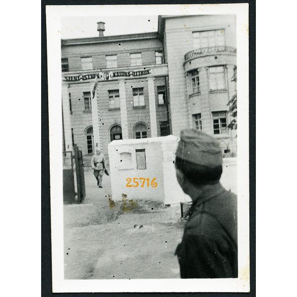 Szent István Katona Otthon, Kijev, magyar katonák egyenruhában, 2. világháború 1943 május, 1940-es évek, Eredeti fotó, papírkép.   