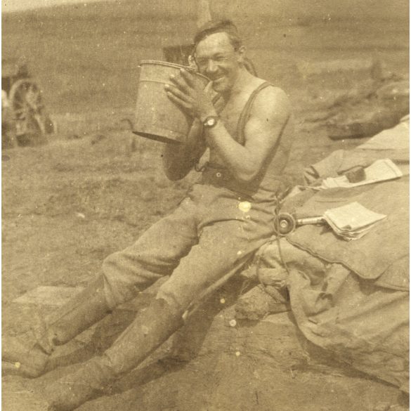 Magyar katona, tüzér egy támadás után, egyenruha, 1. világháború, keleti hadszíntér, Potzajew-nél (?), 1916 július 5, 1910-es évek,  Eredeti fotó, papírkép.   