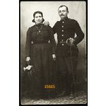 Magyar tüzér feleségével, katona, egyenruha, kard, 1910-es évek, Eredeti fotó, papírkép.   