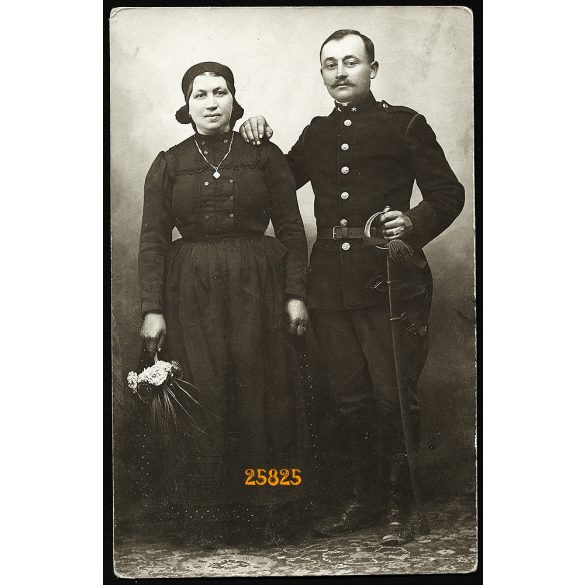 Magyar tüzér feleségével, katona, egyenruha, kard, 1910-es évek, Eredeti fotó, papírkép.   