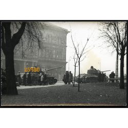   1956-os forradalom, Budapest, katonák, tankok a Fővám téren, 1950-es évek, Eredeti fotó, papírkép. 