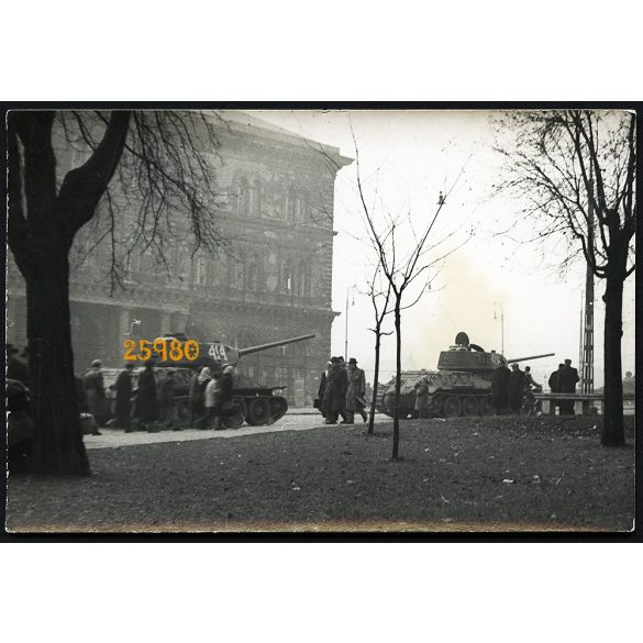 1956-os forradalom, Budapest, katonák, tankok a Fővám téren, 1950-es évek, Eredeti fotó, papírkép. 