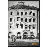 1956-os forradalom, Budapest, szétlőtt ház a Boráros téren, üzlet, kirakat, 1950-es évek, Eredeti fotó, papírkép.  