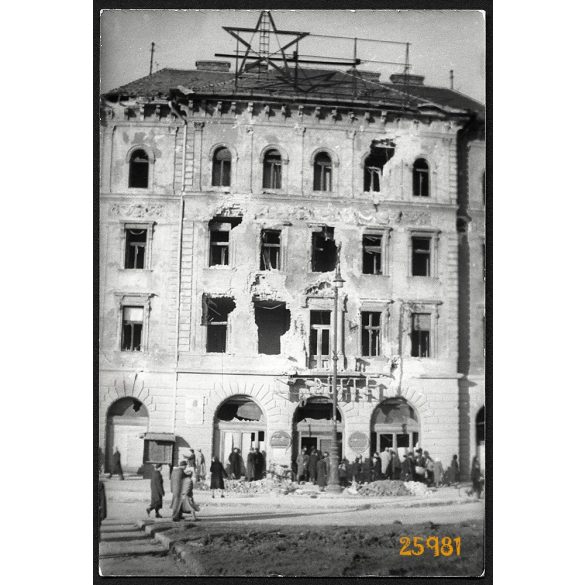 1956-os forradalom, Budapest, szétlőtt ház a Boráros téren, üzlet, kirakat, 1950-es évek, Eredeti fotó, papírkép.  