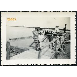   Nyaralók a hajóállomáson, Szigetszentmárton,  Duna, 1936, 1930-as évek, Eredeti fotó, papírkép.  