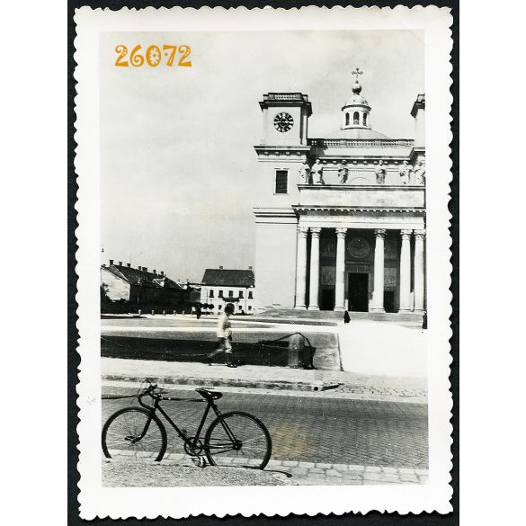 Vác,  a Székesegyház kerékpárral, bicikli, jármű, közlekedés, 1930-as évek, Eredeti fotó, papírkép.  