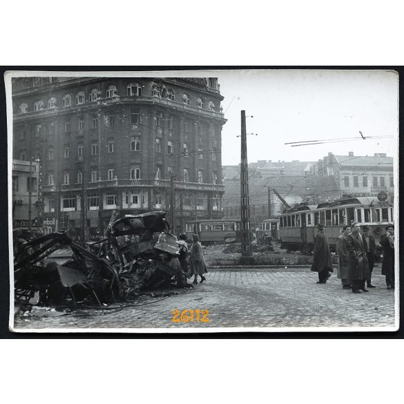 1956-os forradalom, Budapest, szétlőtt ház a Boráros téren, üzlet, kirakat, 1950-es évek, Eredeti fotó, papírkép.  