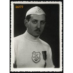   Foto Film Gh. Lucaciu műterem, Arad, Erdély, férfi sportoló éremmel, egyensapka, 1938, 1930-as évek, Eredeti fotó, papírkép.  