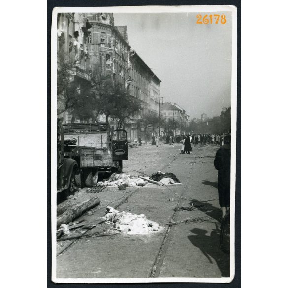 1956-os forradalom, Budapest, utcakép halottakkal, teherautók,József körút (?), jármű, közlekedés, 1950-es évek, Eredeti fotó, papírkép. 