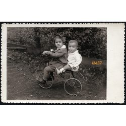   Kádár fényképész, Füzesabony, gyerekek triciklin, kerékpár, jármű, közlekedés, 1930-as évek, Eredeti fotó, papírkép.  