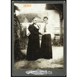   Izeli Ferenc fényképész, Törökbálint, anya lányával házuk udvarán, elegáns hölgyek, portré, 1890-es évek, Eredeti kabinetfotó.  