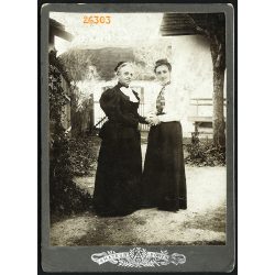   Izeli Ferenc fényképész, Törökbálint, anya lányával házuk udvarán, elegáns hölgyek, portré, 1890-es évek, Eredeti kabinetfotó.  