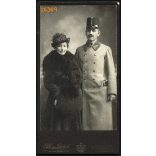 Blahos műterem, (Elbl & Pietsch kartonon), Budapest, elegáns házaspár  portréja, katonatiszt, egyenruha, 1920-as évek, Eredeti nagyméretű kabinetfotó.   