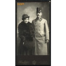   Blahos műterem, (Elbl & Pietsch kartonon), Budapest, elegáns házaspár  portréja, katonatiszt, egyenruha, 1920-as évek, Eredeti nagyméretű kabinetfotó.   