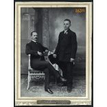 Friedrich műterem, Szentes, apa fiával, portré, festett háttér, 1910-es évek, Eredeti nagyméretű kartonra kasírozott papírkép.   