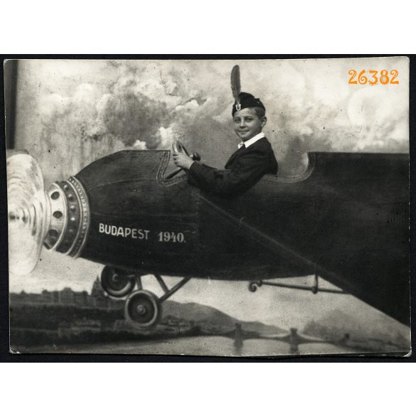 Ismeretlen műterem, Budapest, iskolás fiú darutollas sapkában, papír repülőgép, különös háttér, 1940, 1940-es évek, Eredeti fotó, papírkép.   